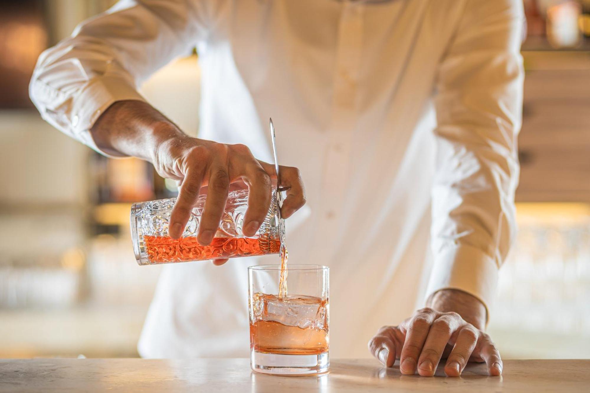 Viceroy Kopaonik Serbia Extérieur photo A bartender stirring a cocktail