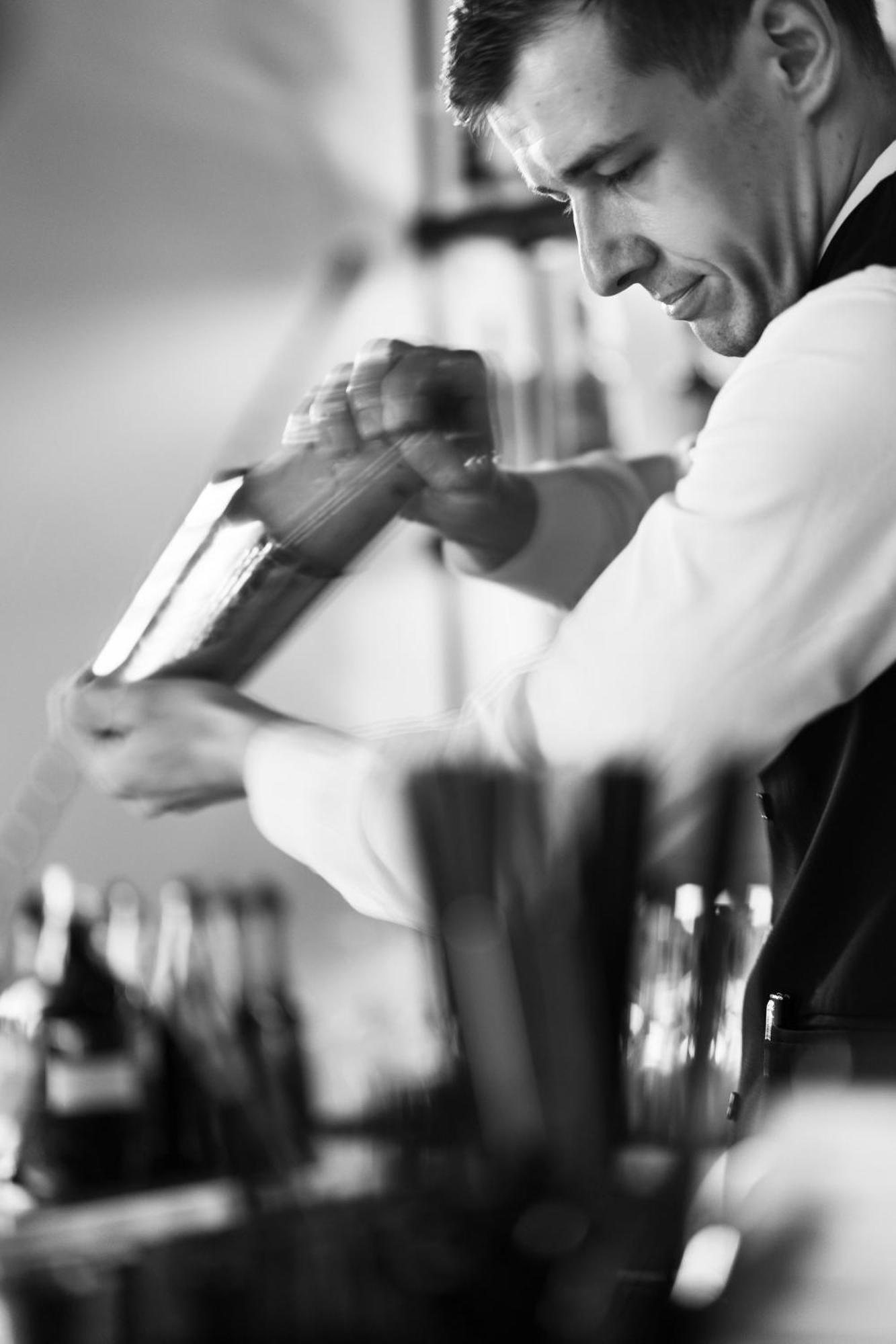 Viceroy Kopaonik Serbia Extérieur photo A waiter holding a wine bottle
