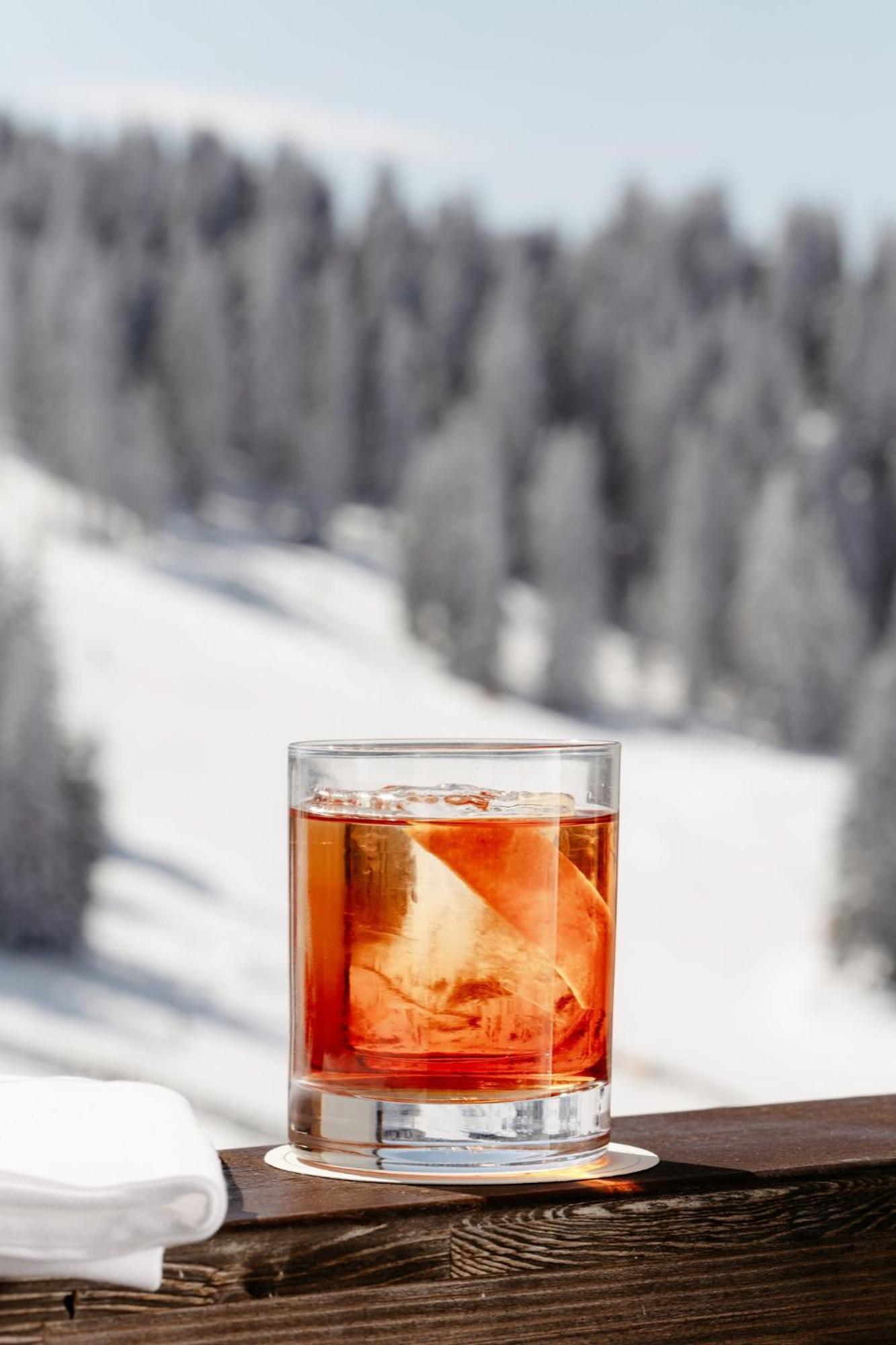 Viceroy Kopaonik Serbia Extérieur photo A glass of ice tea