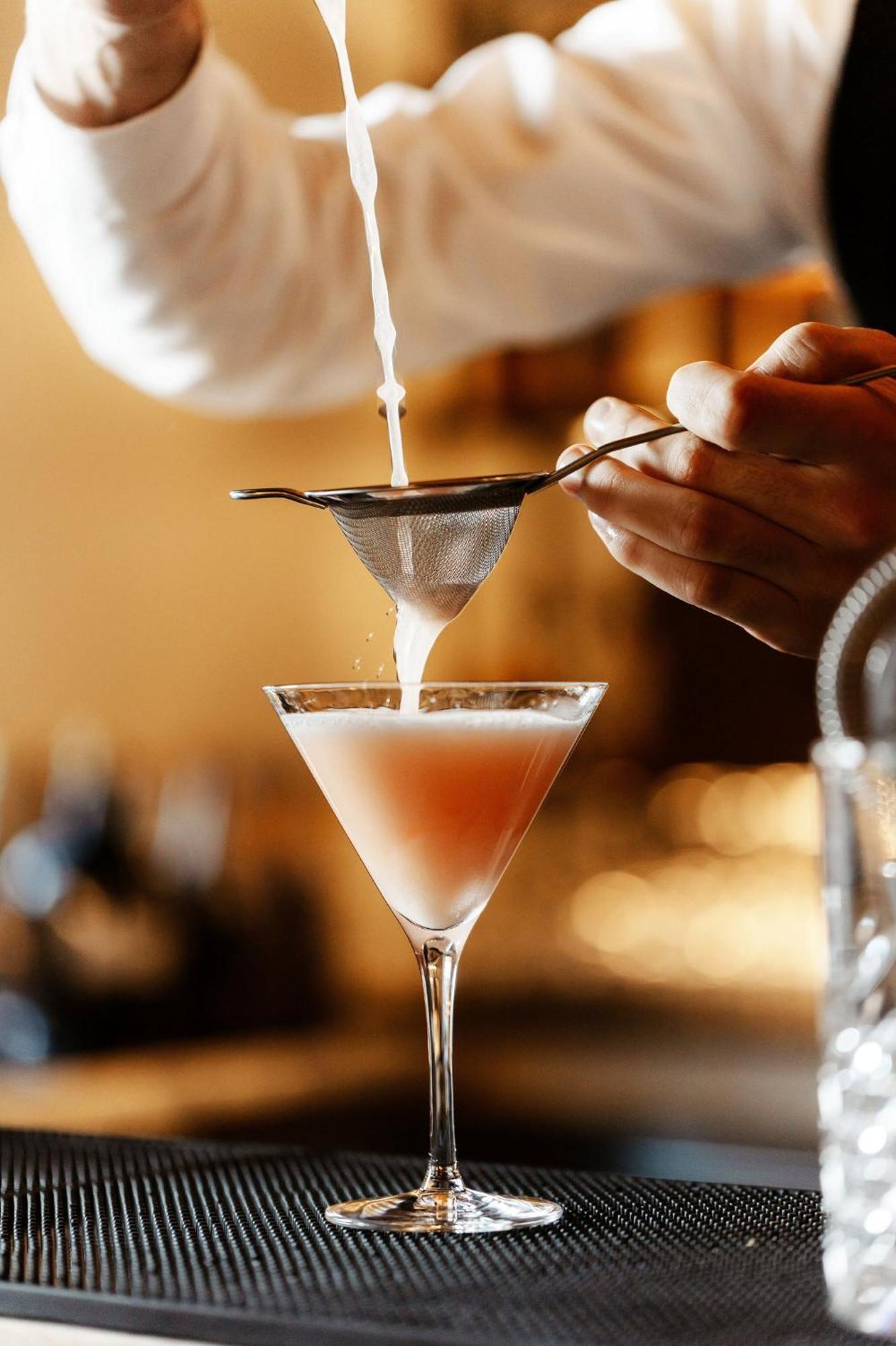 Viceroy Kopaonik Serbia Extérieur photo A bartender straining a cocktail